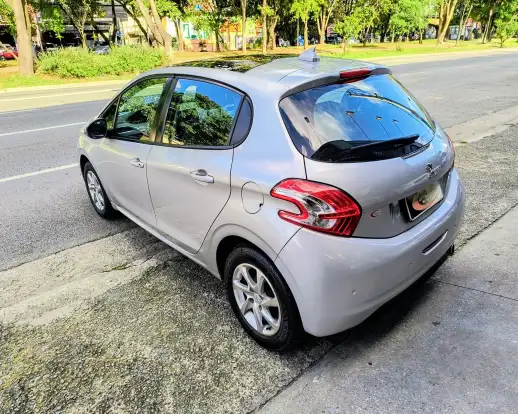 PEUGEOT-208-2015