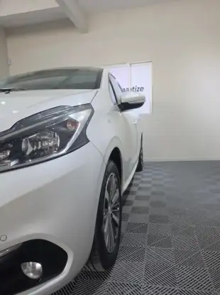 PEUGEOT-208-2018