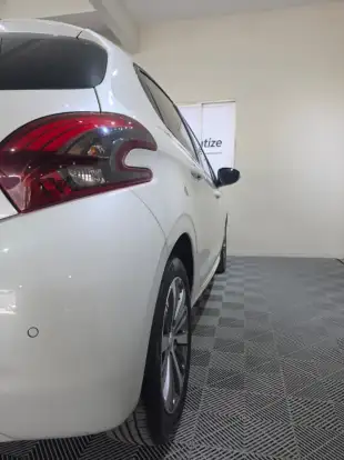 PEUGEOT-208-2018