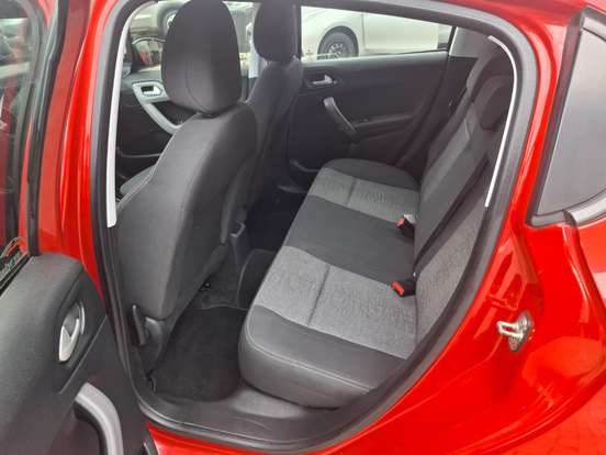 PEUGEOT-208-2017