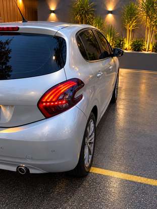PEUGEOT-208-2018