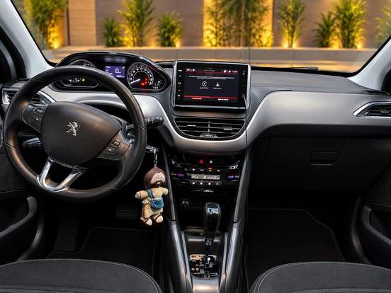 PEUGEOT-208-2018
