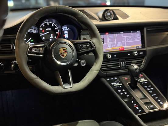 PORSCHE-MACAN-2021