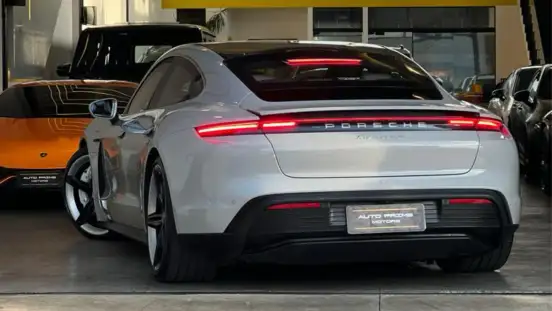 PORSCHE-TAYCAN-2023