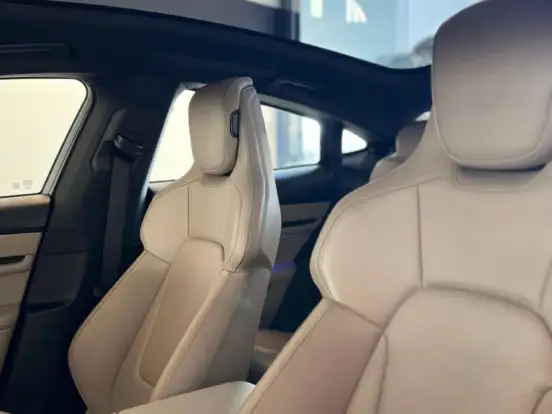 PORSCHE-TAYCAN-2023