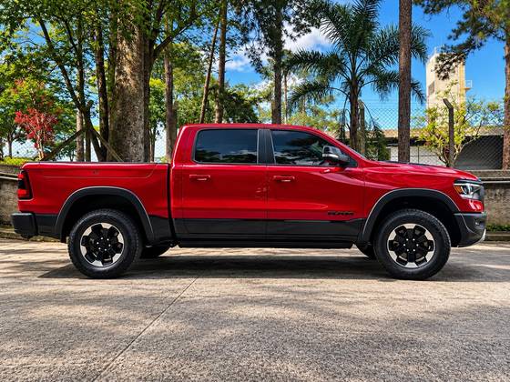 RAM 1500 5.7 V8 GASOLINA REBEL CD 4X4 AUTOMÁTICO