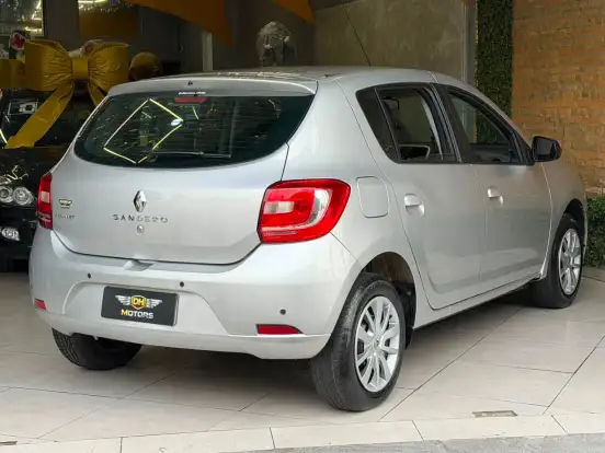 RENAULT-SANDERO-2018