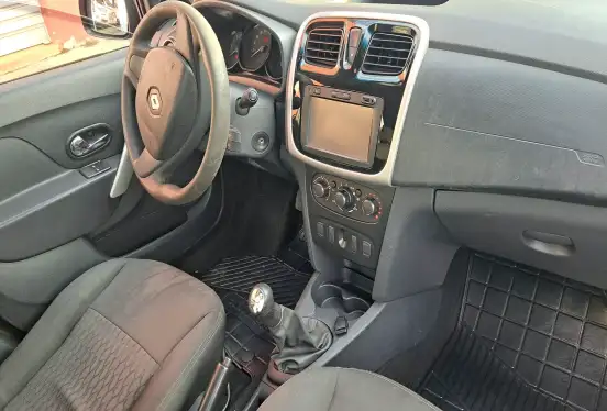RENAULT-SANDERO-2017