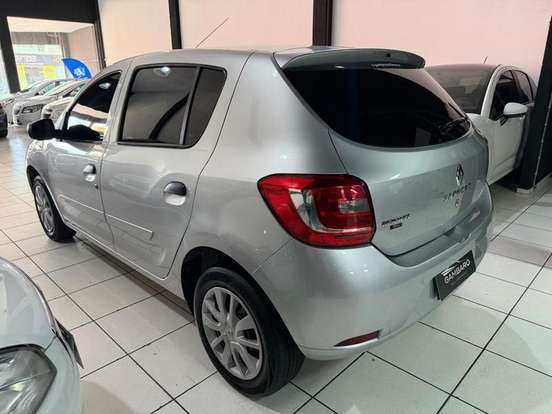 RENAULT-SANDERO-2017