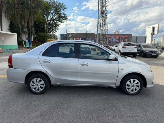 TOYOTA-ETIOS-2017