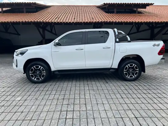 TOYOTA-HILUX-2024