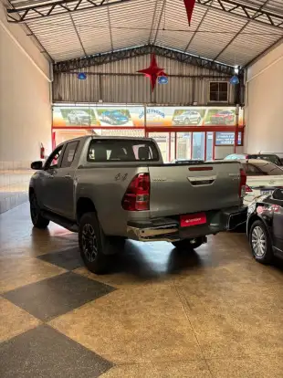 TOYOTA-HILUX-2023
