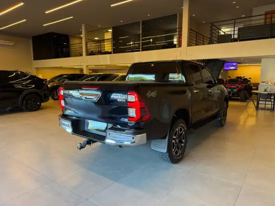 TOYOTA-HILUX-2.8 D-4D TURBO DIESEL CD SRX 4X4 AUTOMÁTICO TOYOTA-HILUX-2023