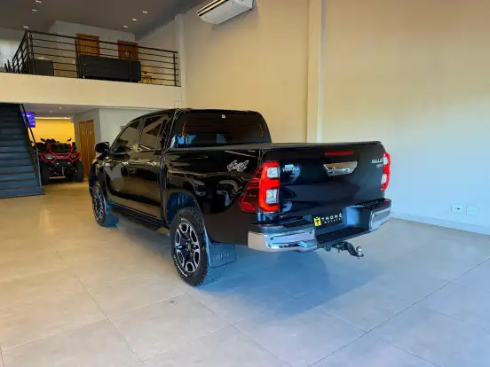 TOYOTA-HILUX-2.8 D-4D TURBO DIESEL CD SRX 4X4 AUTOMÁTICO TOYOTA-HILUX-2023