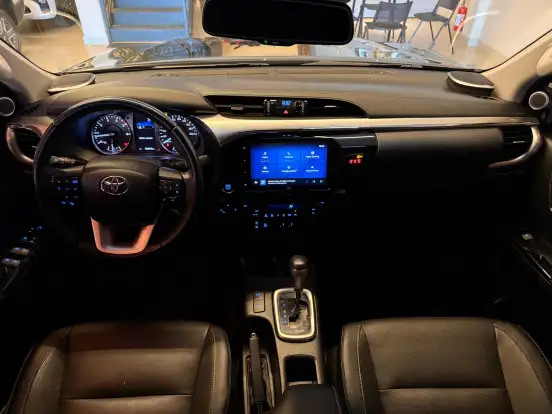 TOYOTA-HILUX-2.8 D-4D TURBO DIESEL CD SRX 4X4 AUTOMÁTICO TOYOTA-HILUX-2023
