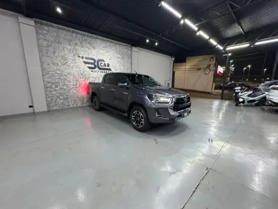 TOYOTA-HILUX-2.8 D-4D TURBO DIESEL CD SRX 4X4 AUTOMÁTICO TOYOTA-HILUX-2025