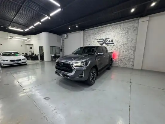 TOYOTA-HILUX-2.8 D-4D TURBO DIESEL CD SRX 4X4 AUTOMÁTICO TOYOTA-HILUX-2025