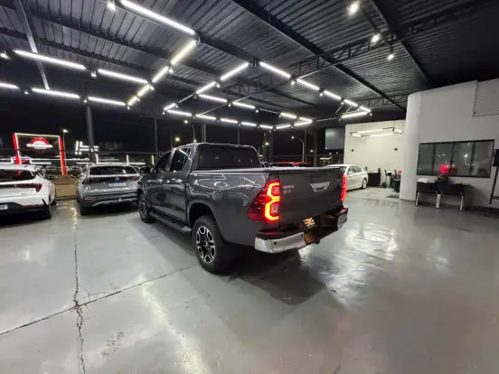 TOYOTA-HILUX-2.8 D-4D TURBO DIESEL CD SRX 4X4 AUTOMÁTICO TOYOTA-HILUX-2025
