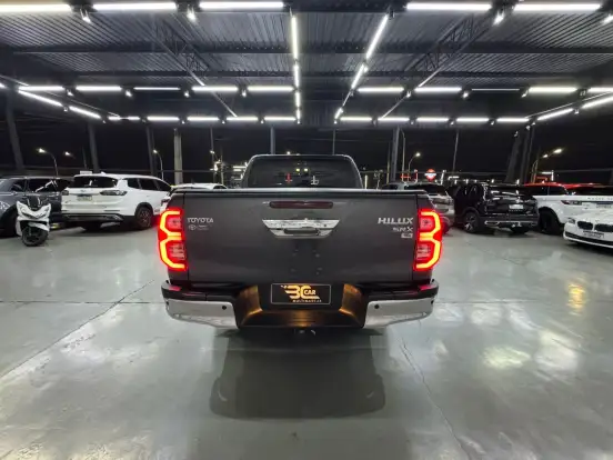 TOYOTA-HILUX-2.8 D-4D TURBO DIESEL CD SRX 4X4 AUTOMÁTICO TOYOTA-HILUX-2025