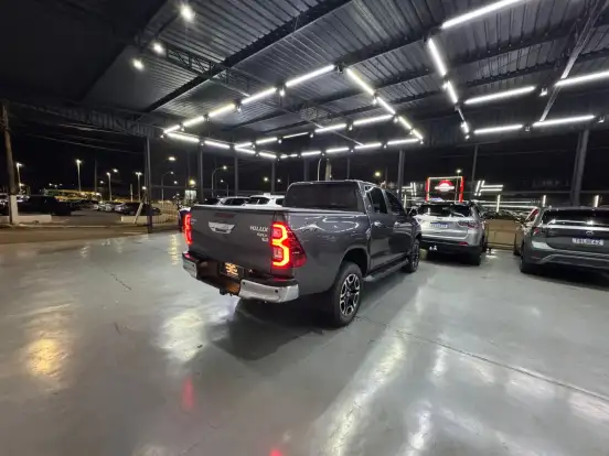 TOYOTA-HILUX-2.8 D-4D TURBO DIESEL CD SRX 4X4 AUTOMÁTICO TOYOTA-HILUX-2025