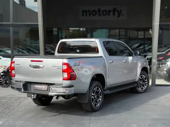 TOYOTA-HILUX-2.8 D-4D TURBO DIESEL CD SRX 4X4 AUTOMÁTICO TOYOTA-HILUX-2023