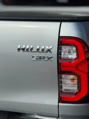 TOYOTA-HILUX-2.8 D-4D TURBO DIESEL CD SRX 4X4 AUTOMÁTICO TOYOTA-HILUX-2023