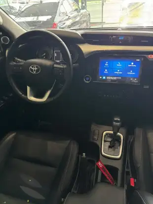 TOYOTA-HILUX-2023
