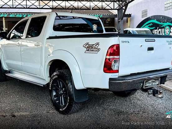 TOYOTA-HILUX-2.7 SR 4X2 CD 16V FLEX 4P AUTOMÁTICO TOYOTA-HILUX-2013