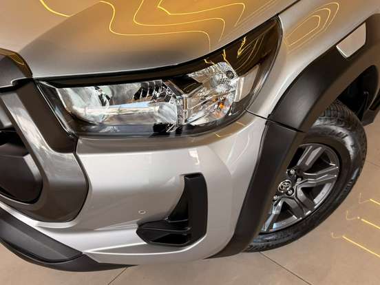 TOYOTA-HILUX-2023