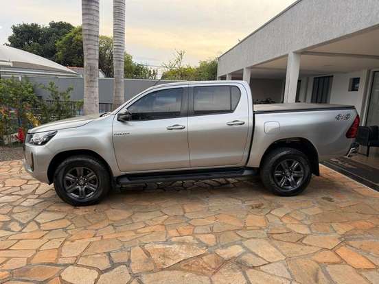 TOYOTA-HILUX-2.8 D-4D TURBO DIESEL CD SR 4X4 AUTOMÁTICO TOYOTA-HILUX-2023