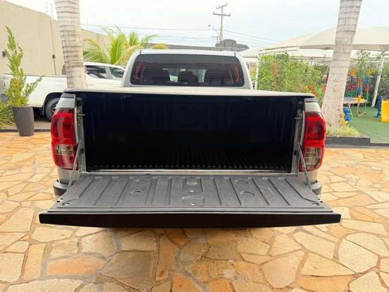 TOYOTA-HILUX-2023
