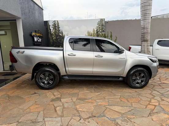 TOYOTA-HILUX-2023