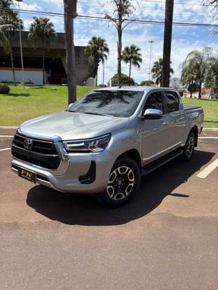 TOYOTA-HILUX-2.8 D-4D TURBO DIESEL CD SRX 4X4 AUTOMÁTICO TOYOTA-HILUX-2023