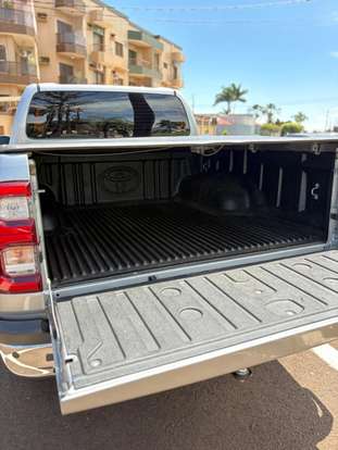 TOYOTA-HILUX-2.8 D-4D TURBO DIESEL CD SRX 4X4 AUTOMÁTICO TOYOTA-HILUX-2023