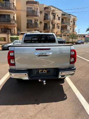 TOYOTA-HILUX-2.8 D-4D TURBO DIESEL CD SRX 4X4 AUTOMÁTICO TOYOTA-HILUX-2023