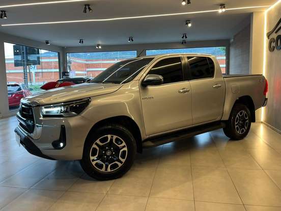 TOYOTA-HILUX-2.8 D-4D TURBO DIESEL CD SRX 4X4 AUTOMÁTICO TOYOTA-HILUX-2022