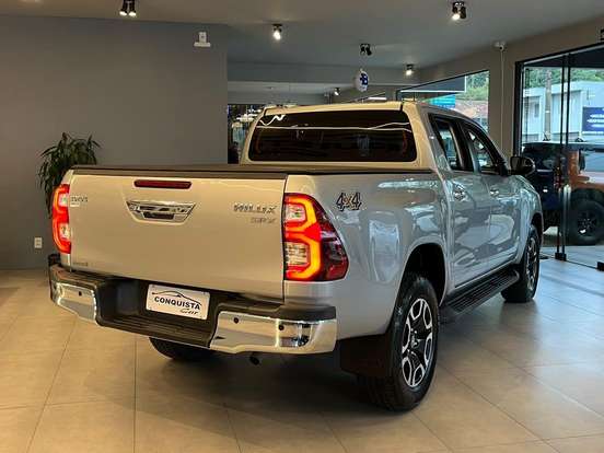 TOYOTA-HILUX-2.8 D-4D TURBO DIESEL CD SRX 4X4 AUTOMÁTICO TOYOTA-HILUX-2022