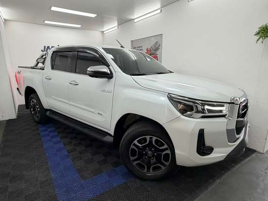 TOYOTA-HILUX-2.8 D-4D TURBO DIESEL CD SRX 4X4 AUTOMÁTICO TOYOTA-HILUX-2023