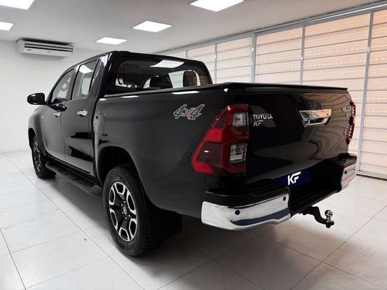 TOYOTA-HILUX-2.8 D-4D TURBO DIESEL CD SRX 4X4 AUTOMÁTICO TOYOTA-HILUX-2022