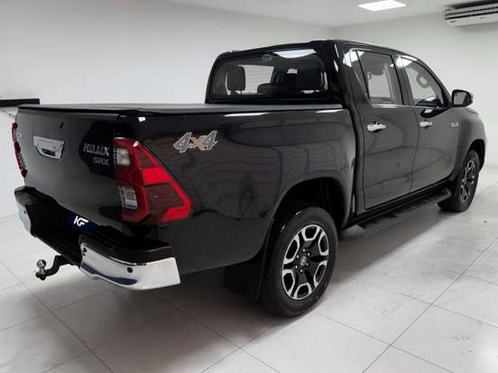 TOYOTA-HILUX-2.8 D-4D TURBO DIESEL CD SRX 4X4 AUTOMÁTICO TOYOTA-HILUX-2022