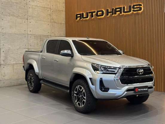 TOYOTA-HILUX-2.8 D-4D TURBO DIESEL CD SRX 4X4 AUTOMÁTICO TOYOTA-HILUX-2023