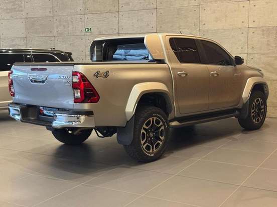 TOYOTA-HILUX-2023