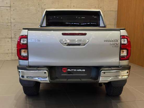 TOYOTA-HILUX-2.8 D-4D TURBO DIESEL CD SRX 4X4 AUTOMÁTICO TOYOTA-HILUX-2023
