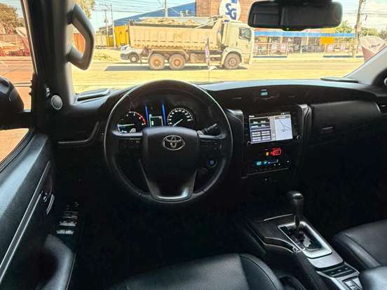 TOYOTA-HILUX-2.8 D-4D TURBO DIESEL CD SRX 4X4 AUTOMÁTICO TOYOTA-HILUX-2021