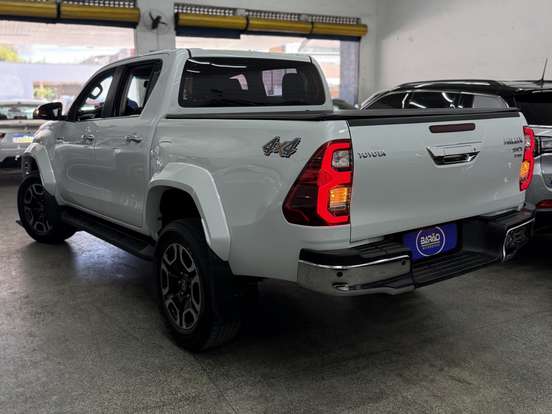 TOYOTA-HILUX-2023