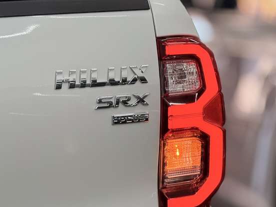 TOYOTA-HILUX-2023
