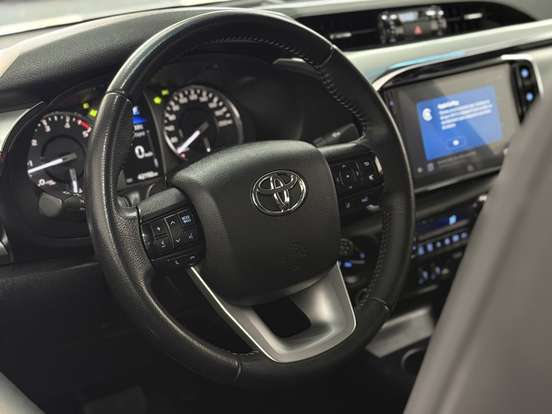 TOYOTA-HILUX-2023
