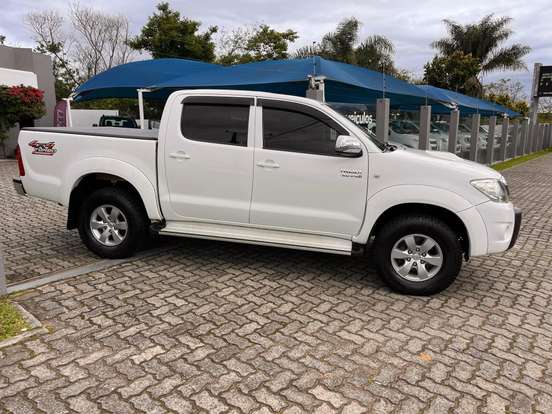 TOYOTA-HILUX-3.0 SRV 4X4 CD 16V TURBO INTERCOOLER DIESEL 4P AUTOMÁTICO TOYOTA-HILUX-2011
