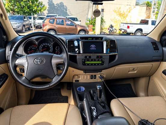 TOYOTA-HILUX-2012