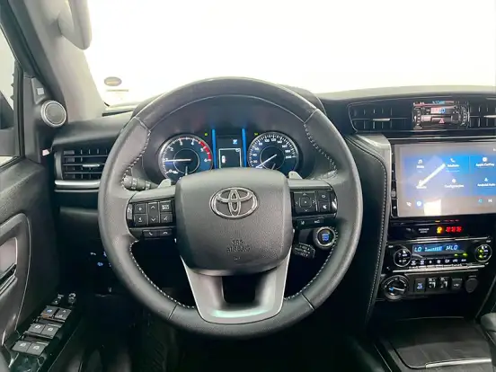 TOYOTA-HILUX SW4-2024